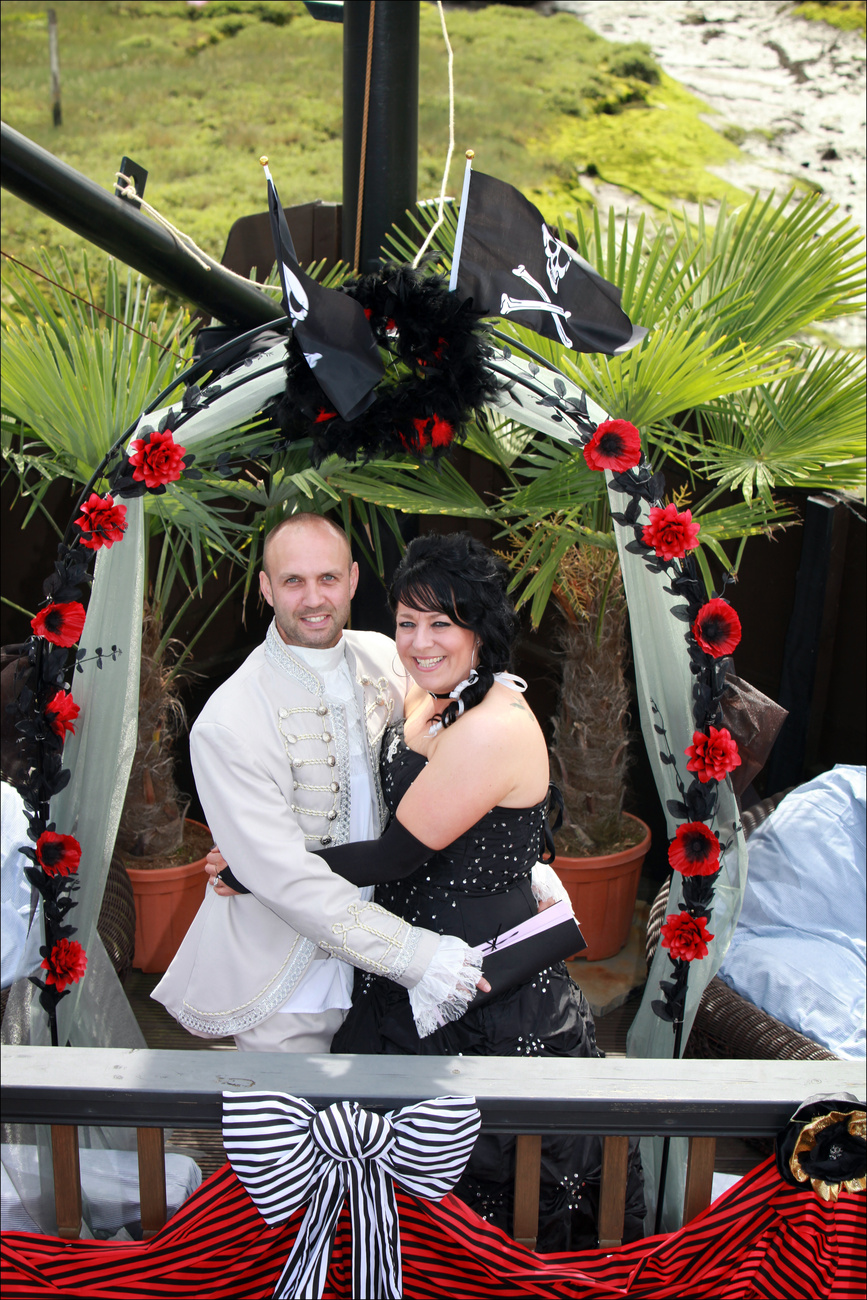 Emma és Steve Bazell, valamint az 50 fős násznép kalózosra megcsinált esküvőjükön