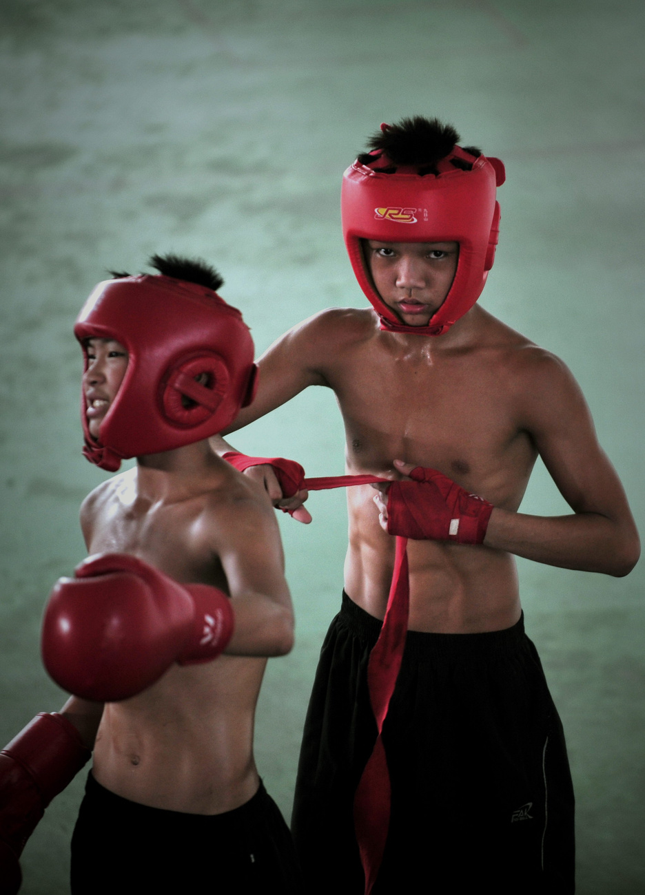 9-16 éves kínai fiúk boxedzése Fucsou-se városban, Fucsien tartományban