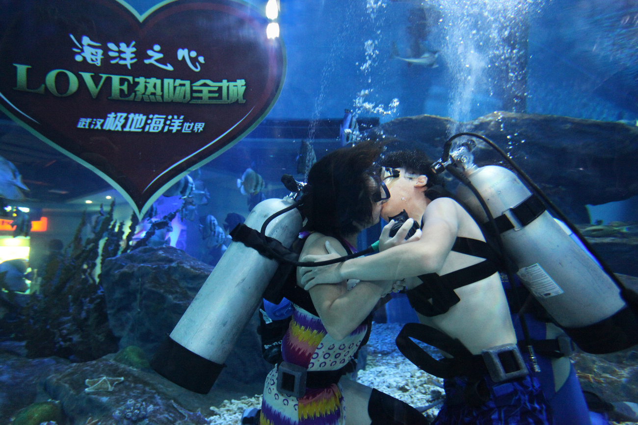 Csoportos vízalatti csókolózás Kínában