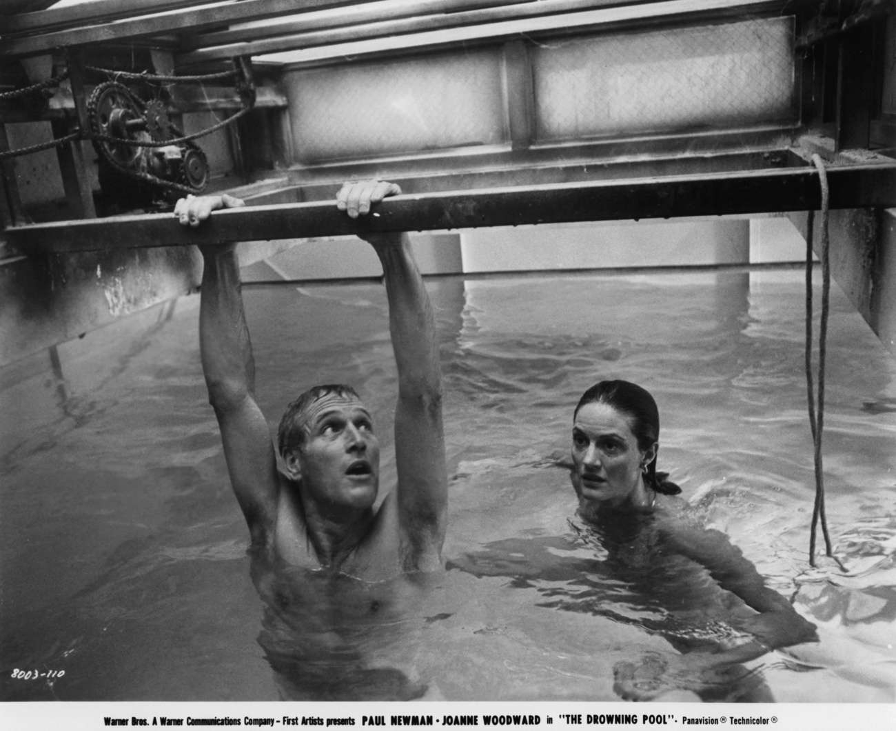 Paul Newman egy 1975-ös forgatáson Gail Stricklanddel. A film címe Drowning Pool