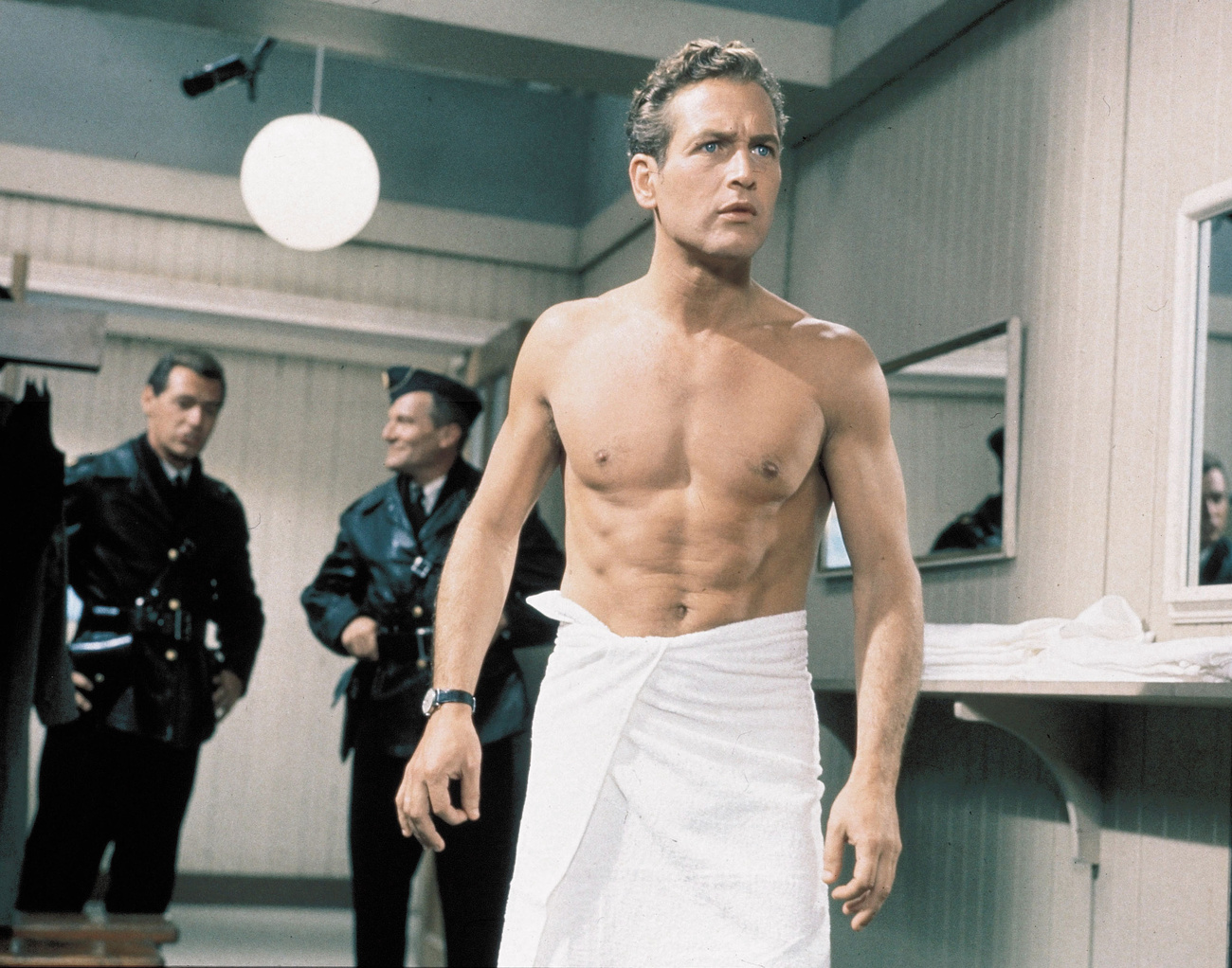 Paul Newman egy 1975-ös forgatáson Gail Stricklanddel. A film címe Drowning Pool