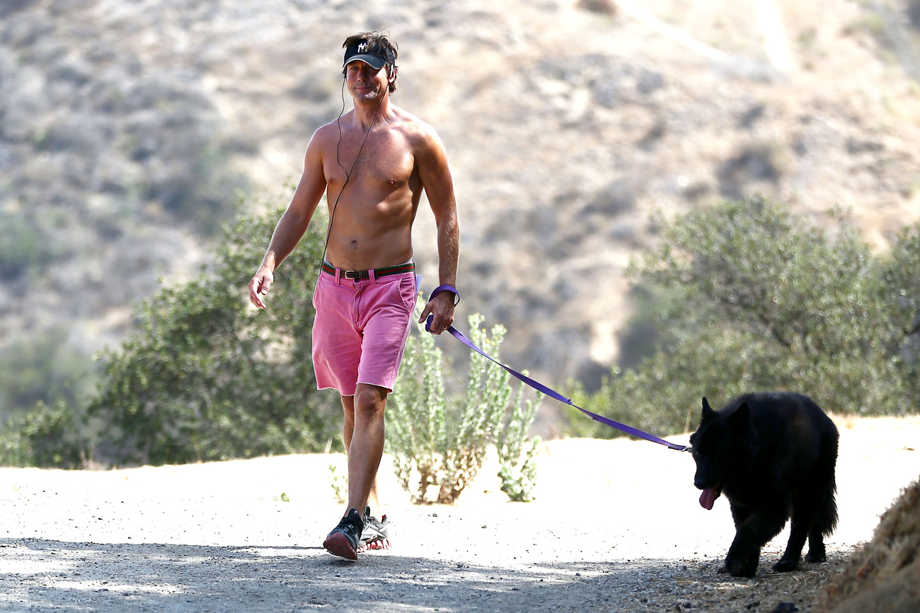 Jerry O'Connell kutyát sétáltat az Old Topanga Canyonban