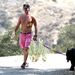 Jerry O'Connell kutyát sétáltat az Old Topanga Canyonban