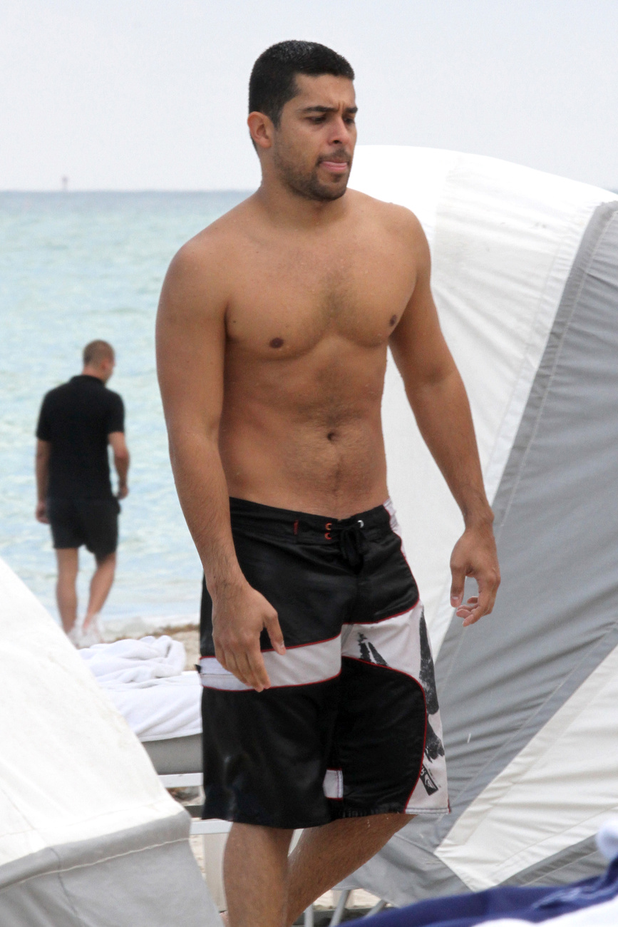 Wilmer Valderrama 2012-ben a strandon Miamiben