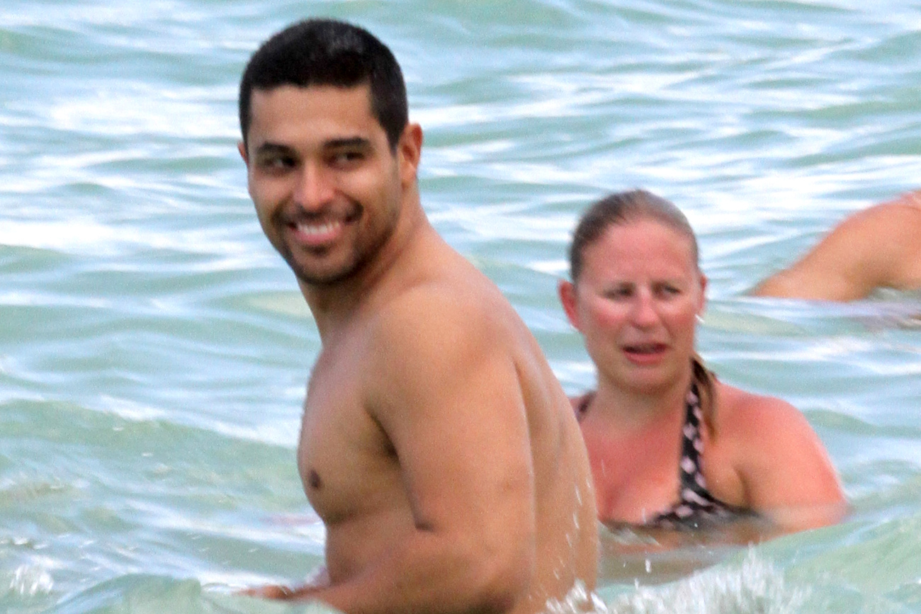 Wilmer Valderrama 2012-ben a strandon Miamiben