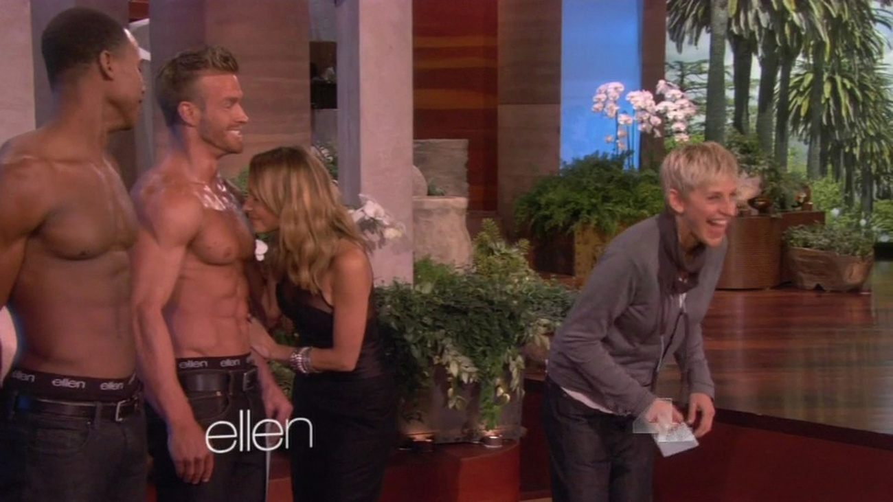 Nicole Richie kockahasú modelleket szagolgat Ellen DeGeneres műsorában