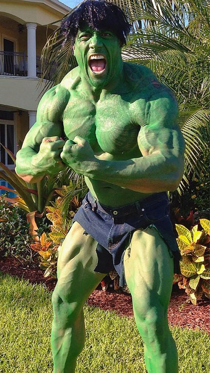 Ő Dwayne Johnson, más néven The Rock. Ő ugyan nem volt ott az utcabálon, de mivel színész, szintén Hollywoodhoz tartozik, ráadásul be is öltözött Hulknak, úgyhogy bónusznak idetettük a Twitteren megosztott fotóját