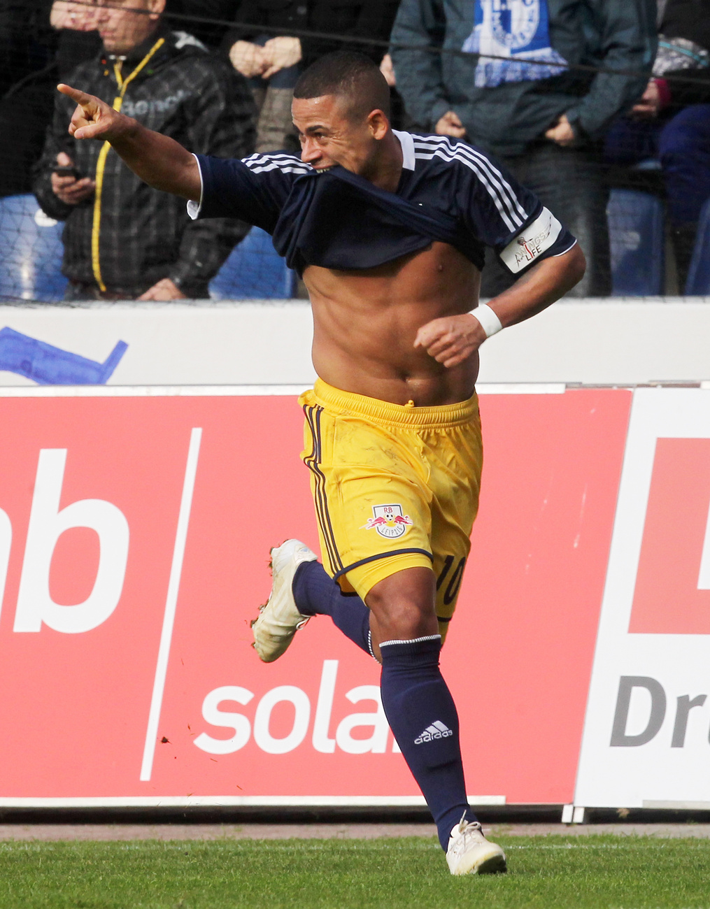 A Magdeburg egyik játékosa, Thiago Rockenbach da Silva örül a góljának