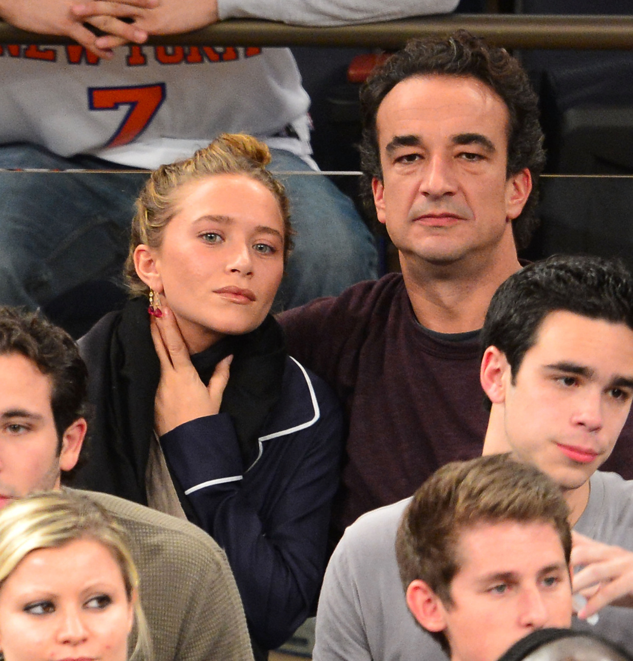Mary-Kate Olsen és Olivier Sarkozy a Dallas Mavericks vs New York Knicks kosármeccsen a Madison Square Gardenben