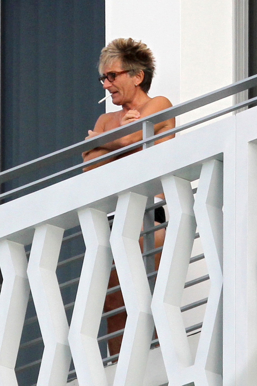 Rod Stewart a szálloda erkélyén dohányzik