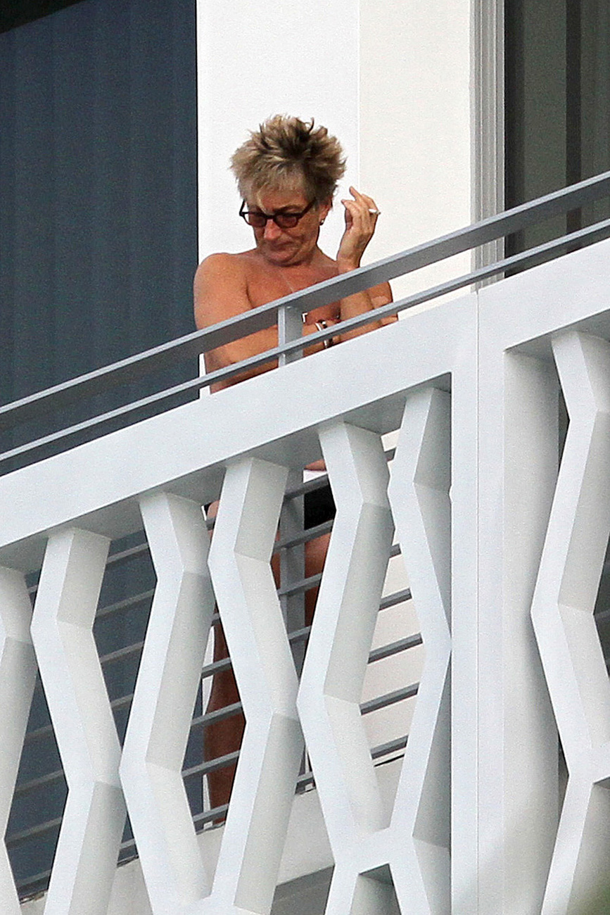 Rod Stewart a szálloda erkélyén dohányzik