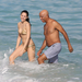 Russell Simmons és Hana Nitsche az óceánban Miamiben