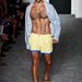 Ez a modell szeptemberben a New York-i divathéten gyalogol éppen, Michael Bastian 2013. tavasz-nyári kollekcióját viselve