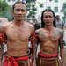 Egy indonéz ikerpár hagyományos viseletben