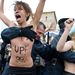 A melegek jogaiért tüntettek félmeztelenül a Femen ukrán nőjogi szervezet aktivistái vasárnap a Szent Péter téren, egy időben a melegházasság elleni franciaországi tüntetéssel.
