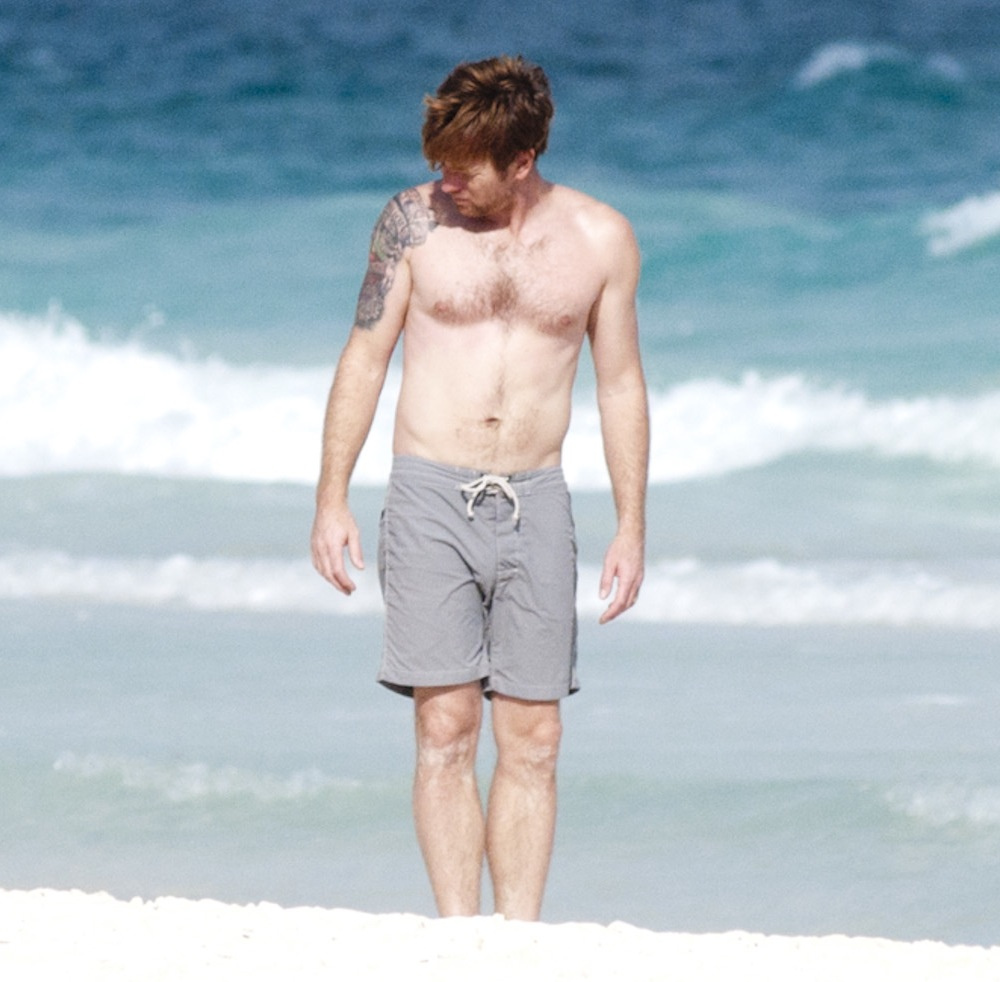 Ewan McGregor családjával vakációzik az óceán partján (már kijött)