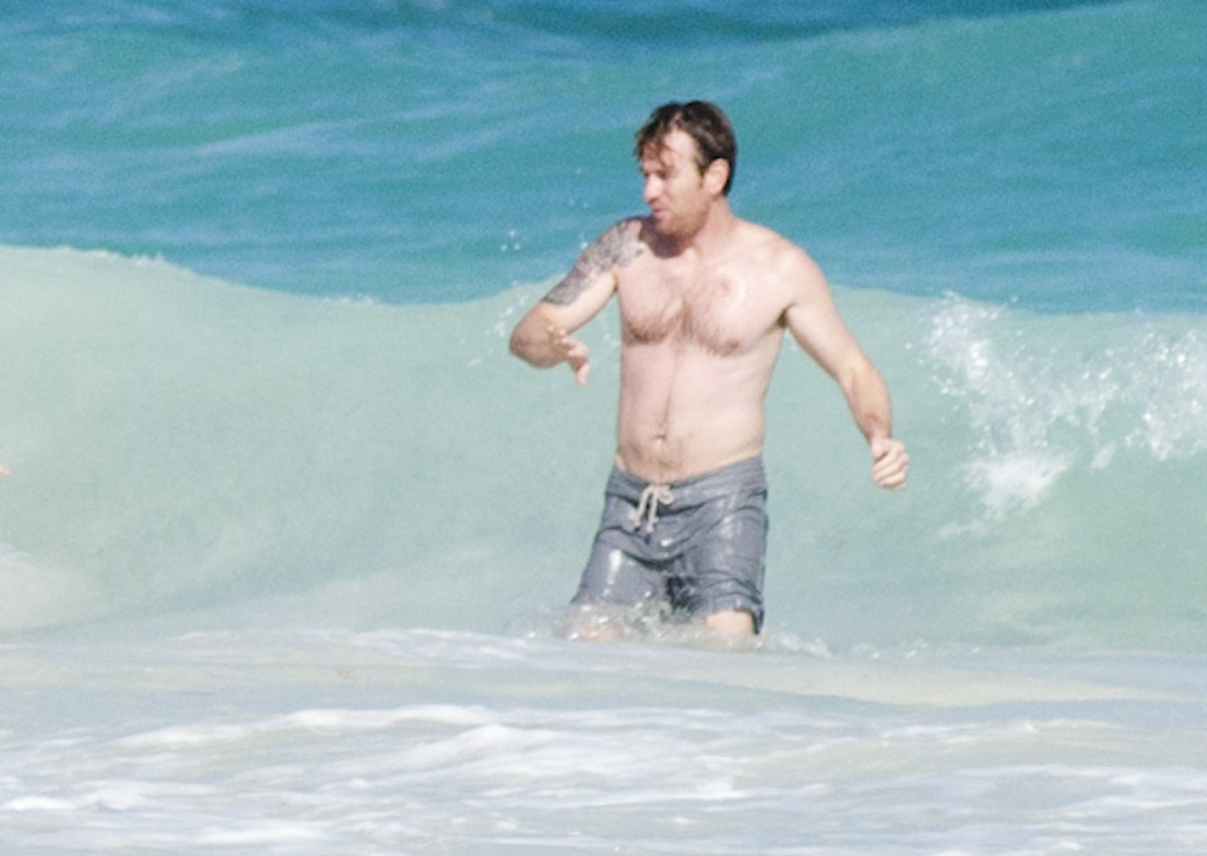 Ewan McGregor családjával vakációzik az óceán partján (már kijött)