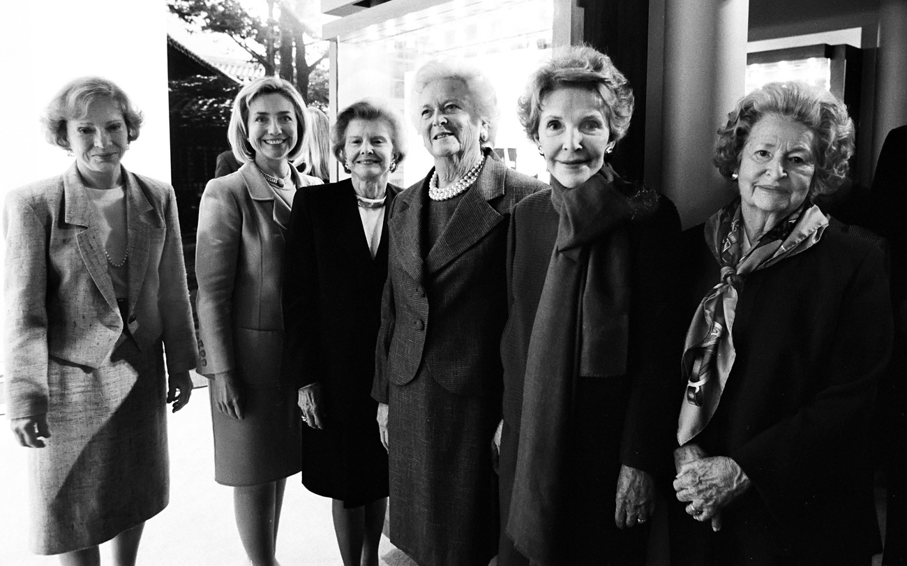 És a végére egy különlegesség 1997-ből: hat First Lady egy fotón. Balról jobbra: Rosalynn Carter, Hillary Clinton, Betty Ford, Barbara Bush, Nancy Reagan és Lady Bird Johnson