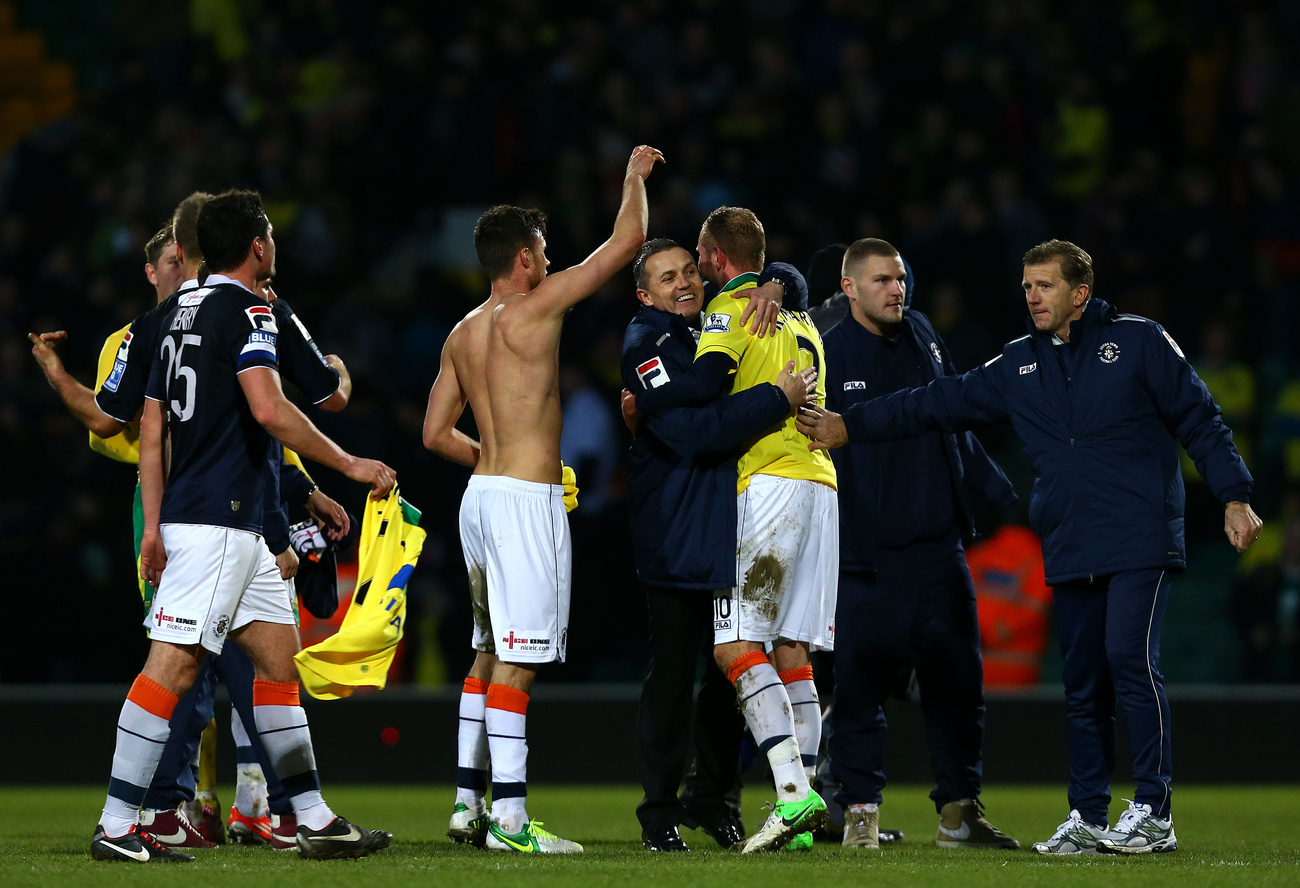 A Luton Town megverte a Norwich Cityt, ezért most ünnepelnek - ő Arnaud Mendy