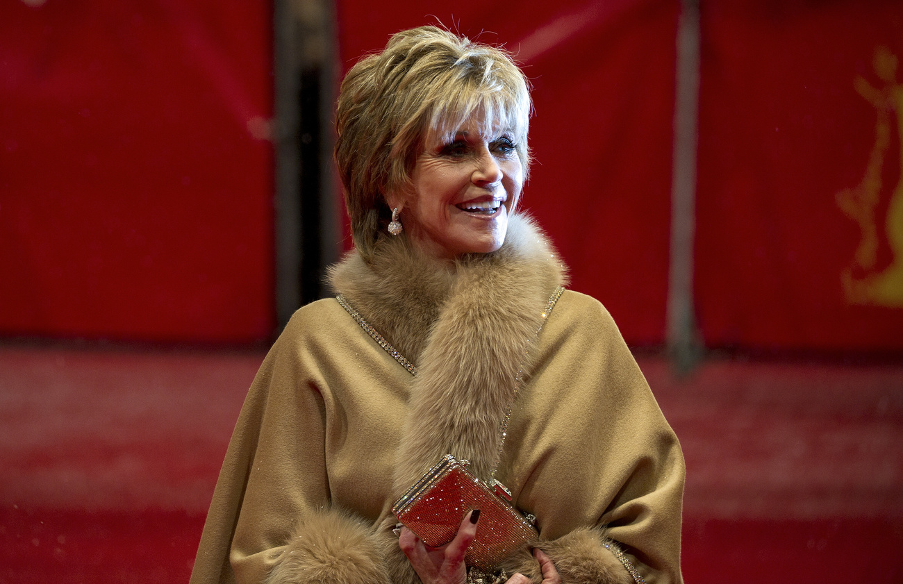 Jane Fonda pedig mit sem sejtve vonult be előttük a vörös szőnyegen.