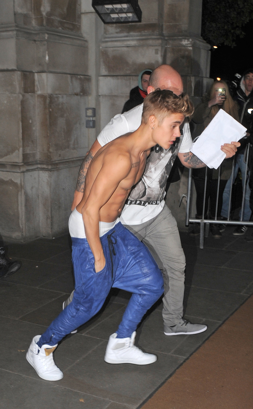 Justin Bieber új tetoválása: egy X a bagoly mellé