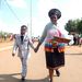 Sanele Masilela 8 éves. Anyukája viszi az esküvőjére, ahol egy olyan nőt fog elvenni, aki idősebb anyukájánál