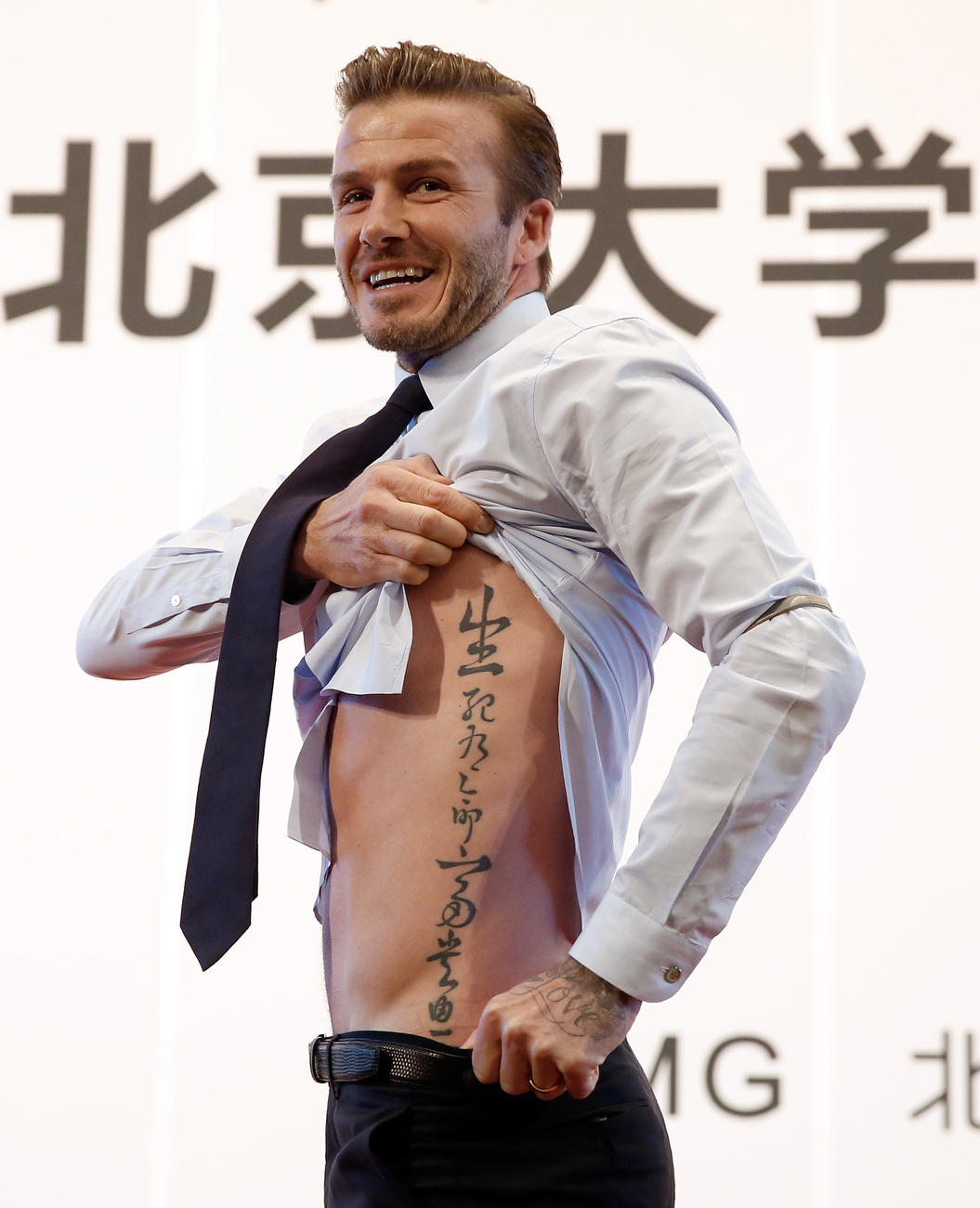 David Beckham megmutatja a tetoválását