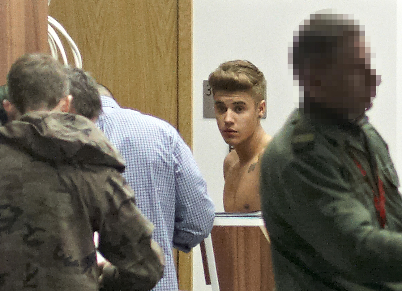 Justin Bieber Lodz repterén félmeztelenkedik