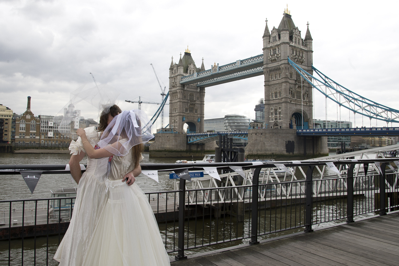 Sophie McCorry-Day és Toby McCorry a menyasszonyi ruhás maratonfutásra készül néhány további jelmezes futóval együtt