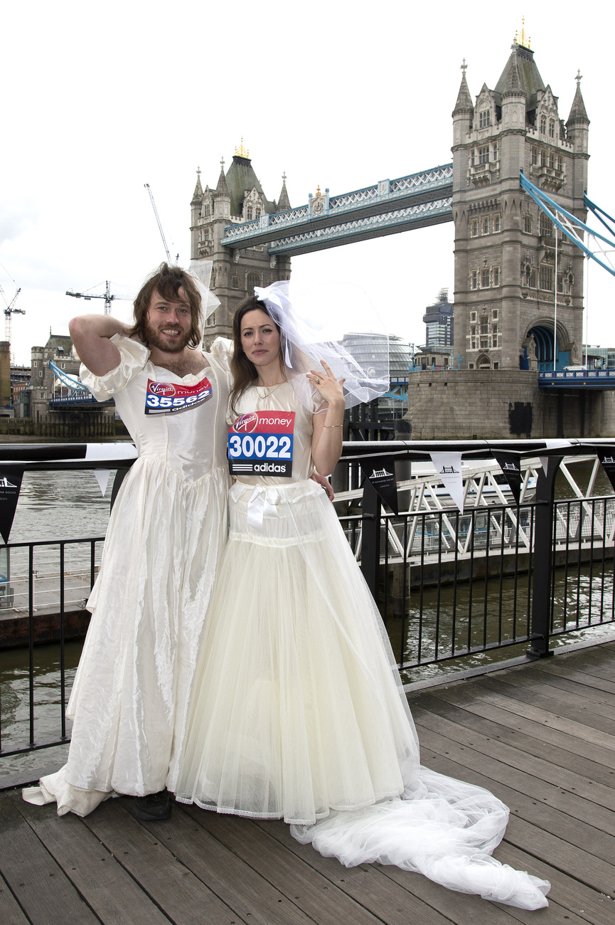 Sophie McCorry-Day és Toby McCorry a menyasszonyi ruhás maratonfutásra készül néhány további jelmezes futóval együtt