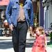 Benicio Del Toro lányával sétálgat