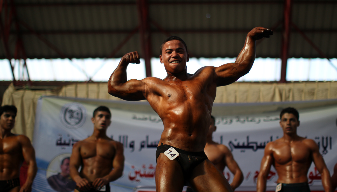 A palesztin testépítő-bajnokok a színpadon