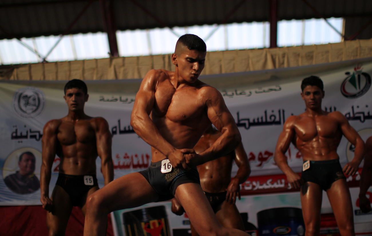 A palesztin testépítő-bajnokok a színpadon