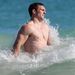 A British and Irish Lions játékosai Ausztráliában strandolnak: a képen George North száll szembe egy hullámmal