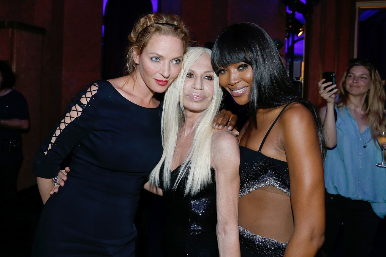 Naomi Campbell Uma Thurmann és Donatella Versace társaságában