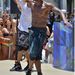 Jason Derulo az iHeartRadio medencés partiján lép fel – félmeztelenül