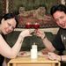 Lia Benninghoff és Aro Draven heti vámpírvacsoráját fogyasztja egy-egy pohár vérrel