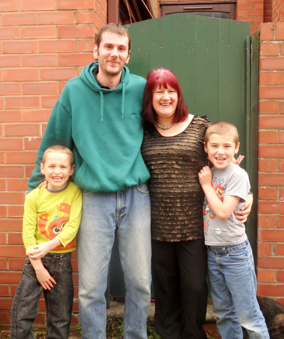 Dianne és Gavin Hodgson a feleség lányának gyerekeivel, akik egyben Gavin mostohaunokái is