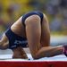 A francia rúdugró, Marion Lotout szemlélteti, hogy milyen feszes a sportoló lányok feneke, miközben éppen landol