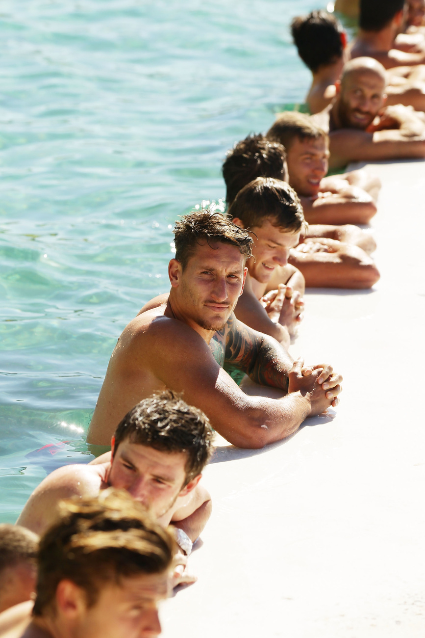 Ausztrál focisták a medencében