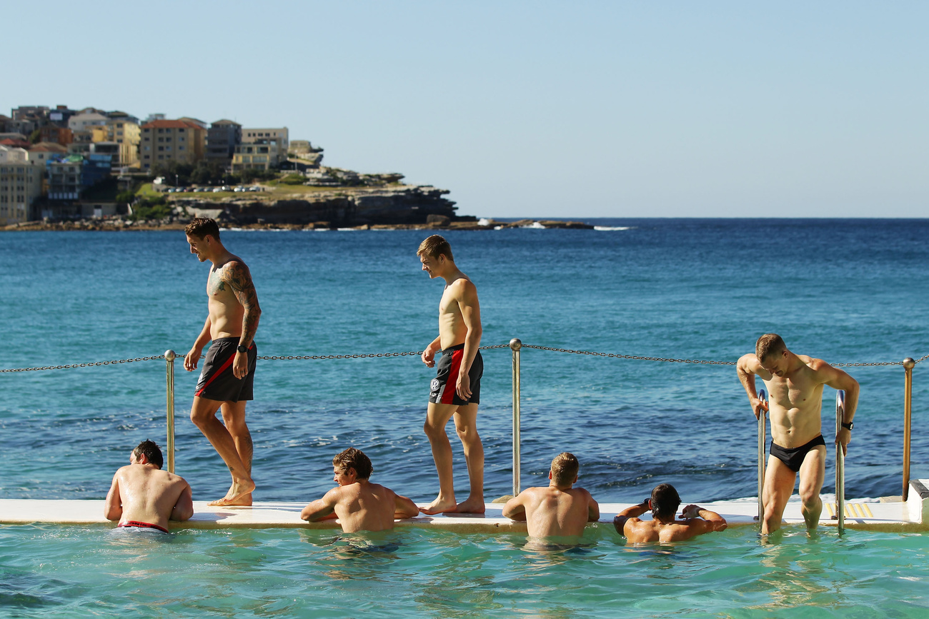 Ausztrál focisták a medencében