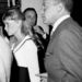 1965, előadás közben próbálnak lelépni azután, hogy Sinatrát értesítették, hogy a sajtó már úton van a színház felé, ahol éppen egy előadást próbáltak megnézni