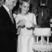 1966, Frank Sintra és Mia Farrow az esküvői tortát vágják fel éppen