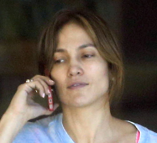 Jennifer Lopez smink nélkül telefonál