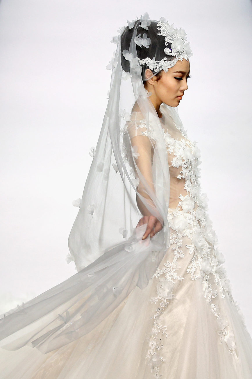 A kínai Zhang Jingjing menyasszonyi ruhái a pekingi divathéten