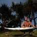 Ausztrália szörfbajnoka az óceánparton pózol