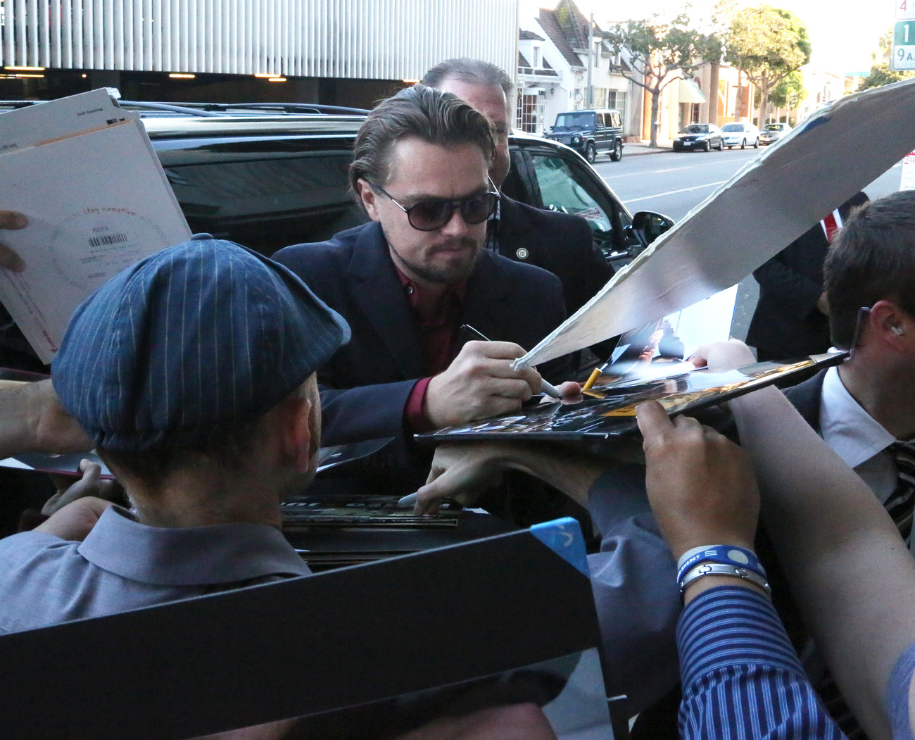 Leonardo DiCaprio új filmjét,  A Wall Street farkasát reklámozza a Writer's Guild színház előtt, Beverly Hillsben, november 30-án.