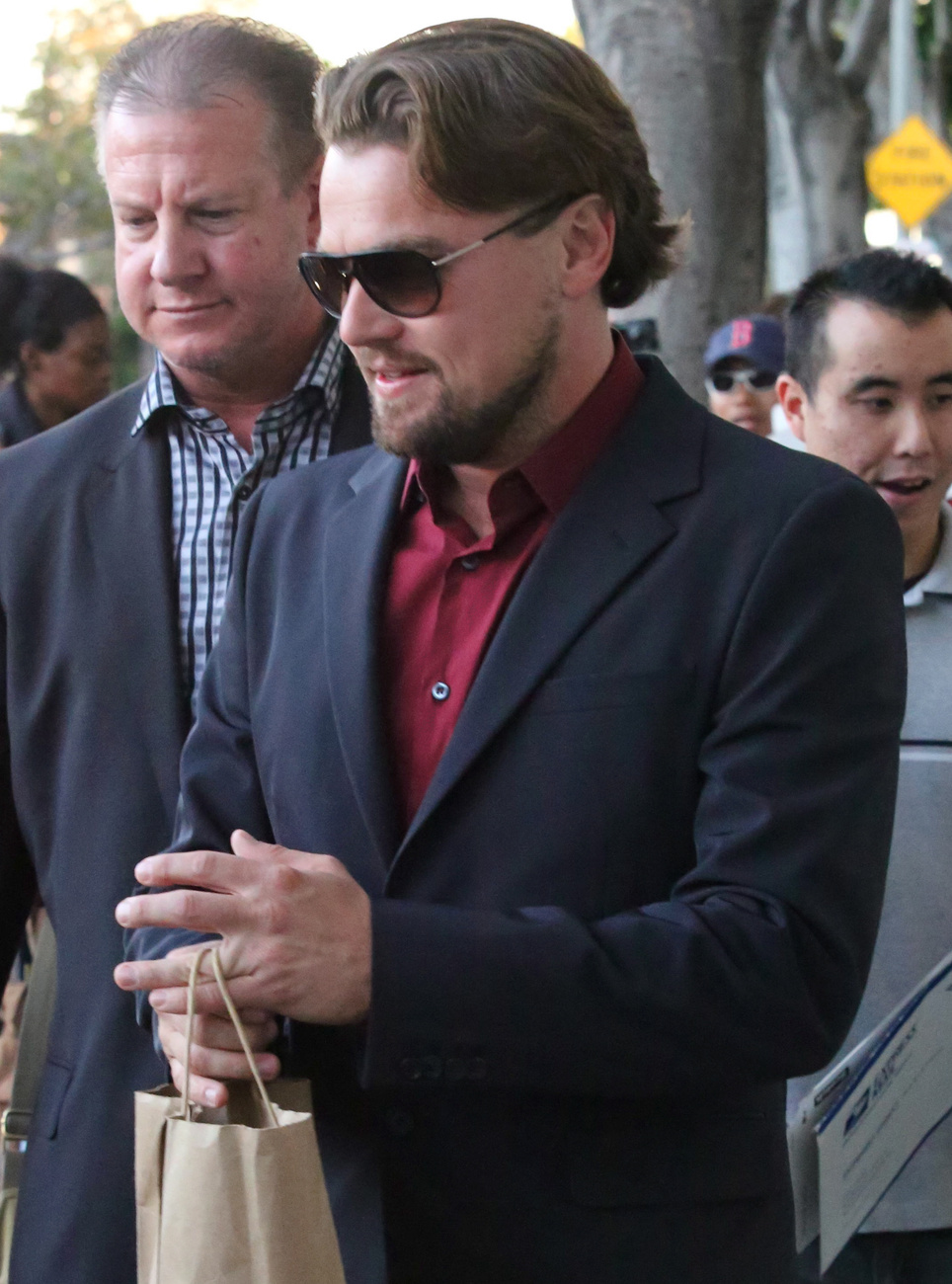 Leonardo DiCaprio új filmjét,  A Wall Street farkasát reklámozza a Writer's Guild színház előtt, Beverly Hillsben, november 30-án.