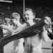 1966-ban a házigazda Anglia nyerte a foci-VB-t. A képen a csapat két tagja örvend ennek, Alan Ball és Nobby Stiles