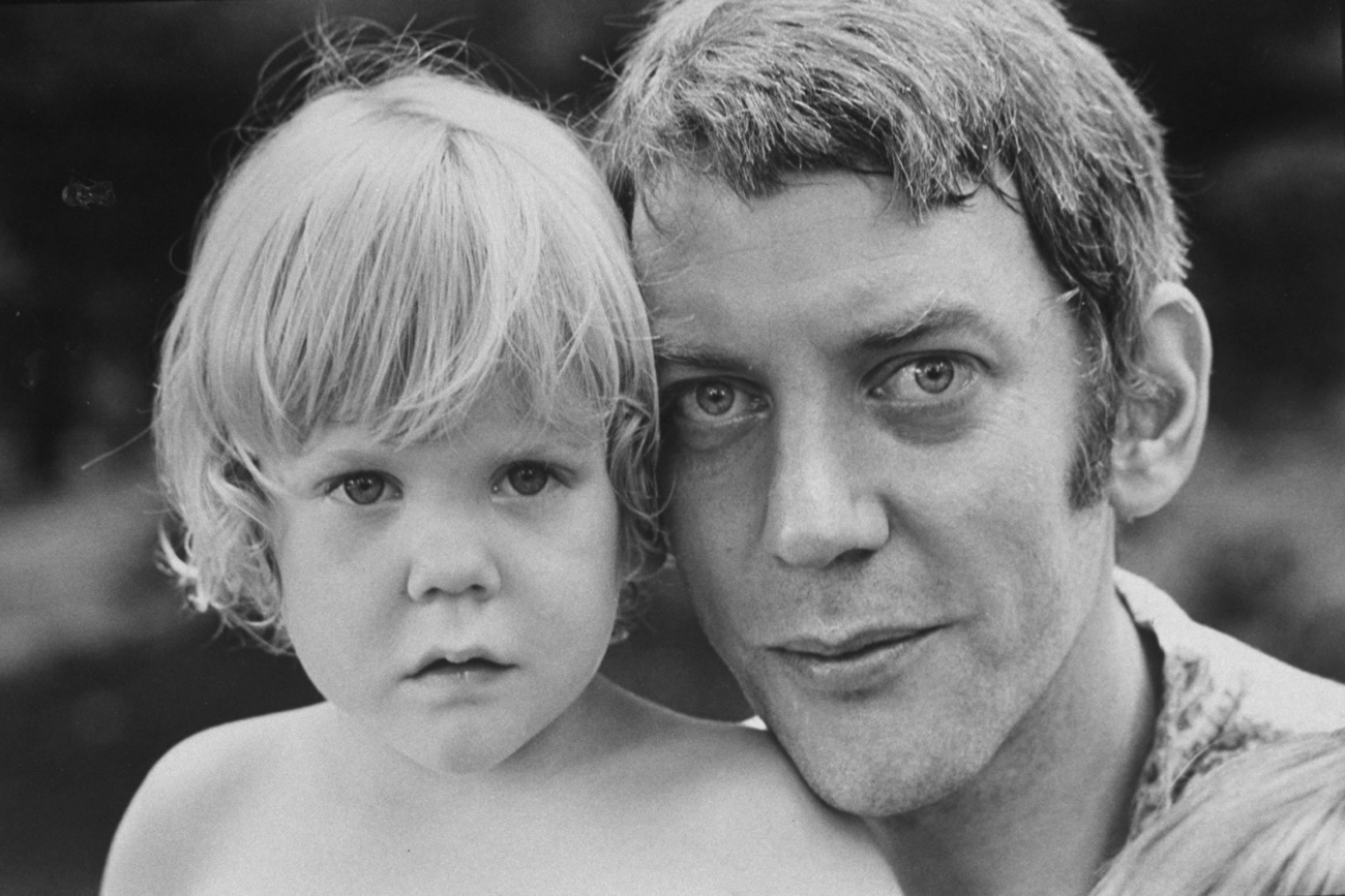 Donald Sutherland 1970-ben, kisfiával, Kieferrel. Igen, Kiefer Sutherlanddel, azaz Jack Bauerrel